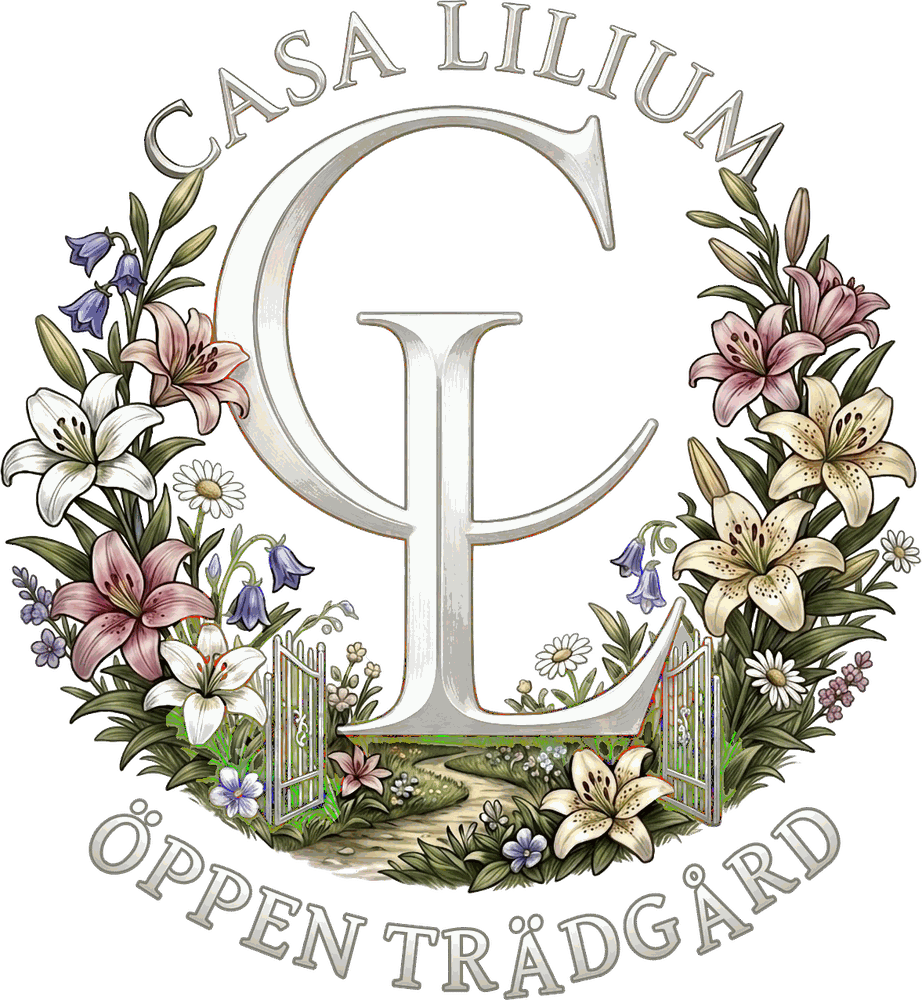 Casa Lilium – öppen trädgård. En krans av liljor kring en öppen grind.